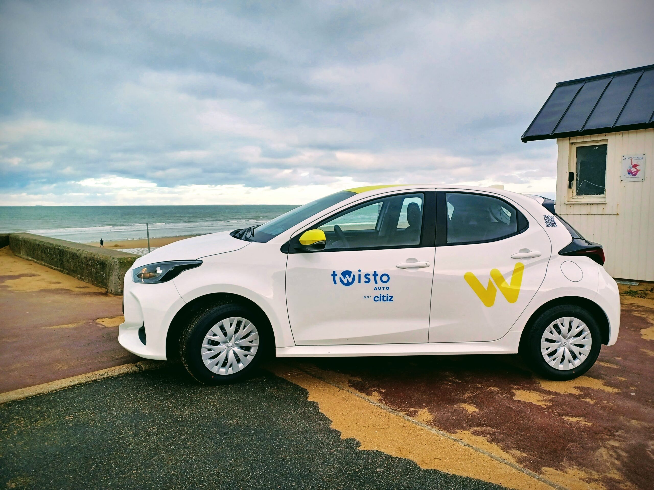 Voiture Twisto devant la plage